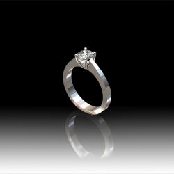 Bague solitaire diamant corps couteau